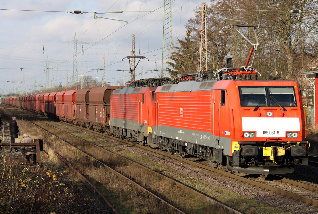 Die 189 031-8 in Doppeltraktion mit dem Erzbomber durch Ratingen Lintorf am 10.12.2011