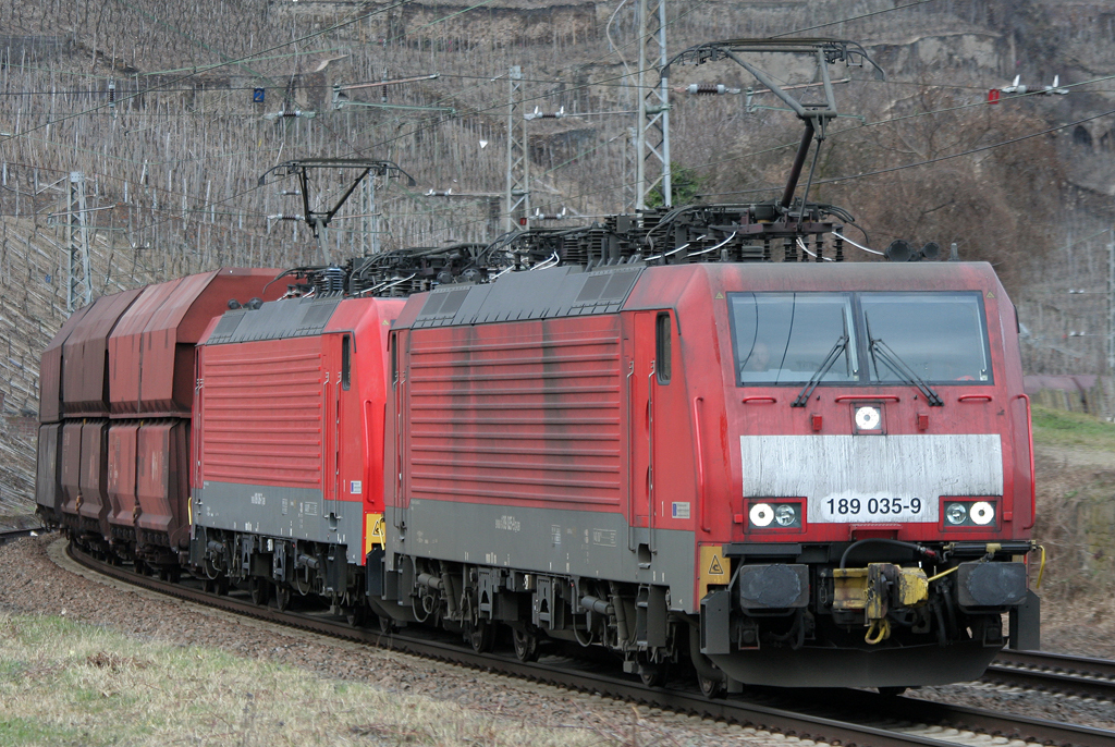 Die 189 035-9 zieht den Erzbomber durch Winningen am 11.03.2011