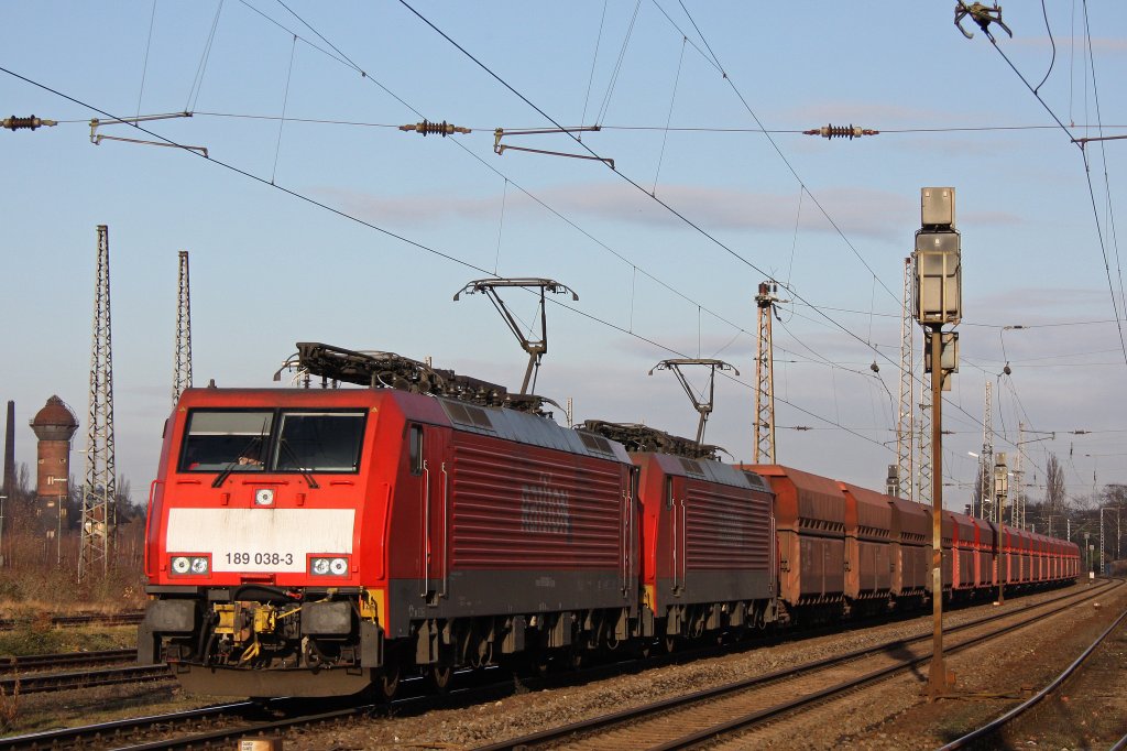 Die 189 038 und eine weitere 189 ziehen am 9.12.11 einen Erzzug durch Duisburg-Bissingheim.
