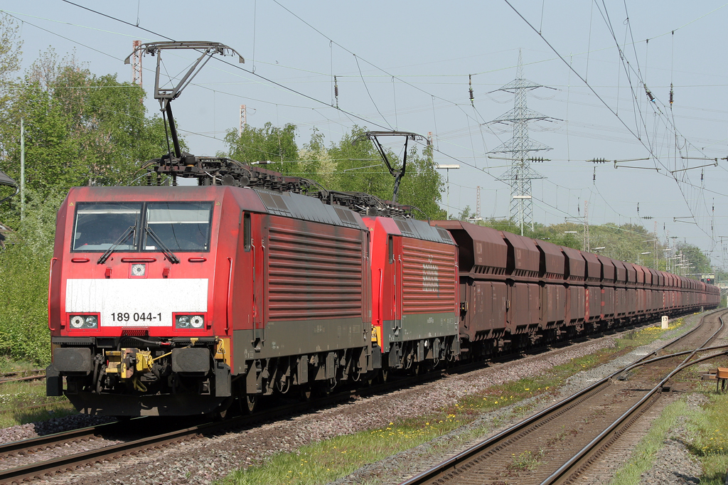 Die 189 044-1 zieht in Doppeltraktion den Erzbomber durch Ratingen Lintorf am 20.04.2011