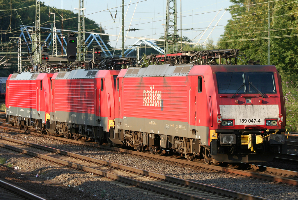 Die 189 047-4 in einem 189er Lokzug durchfhrt Kln West am 13.08.2010