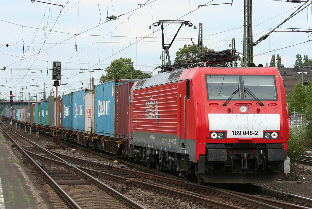 Die 189 048-2 zieht einen Containerzug durch Rheinhausen am 01.08.2010