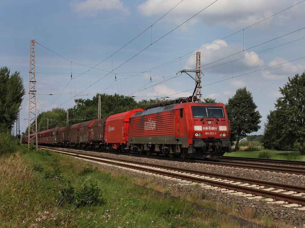 Die 189 055 am 11.08.2010 mit einem Gterzug unterwegs bei Drverden. 