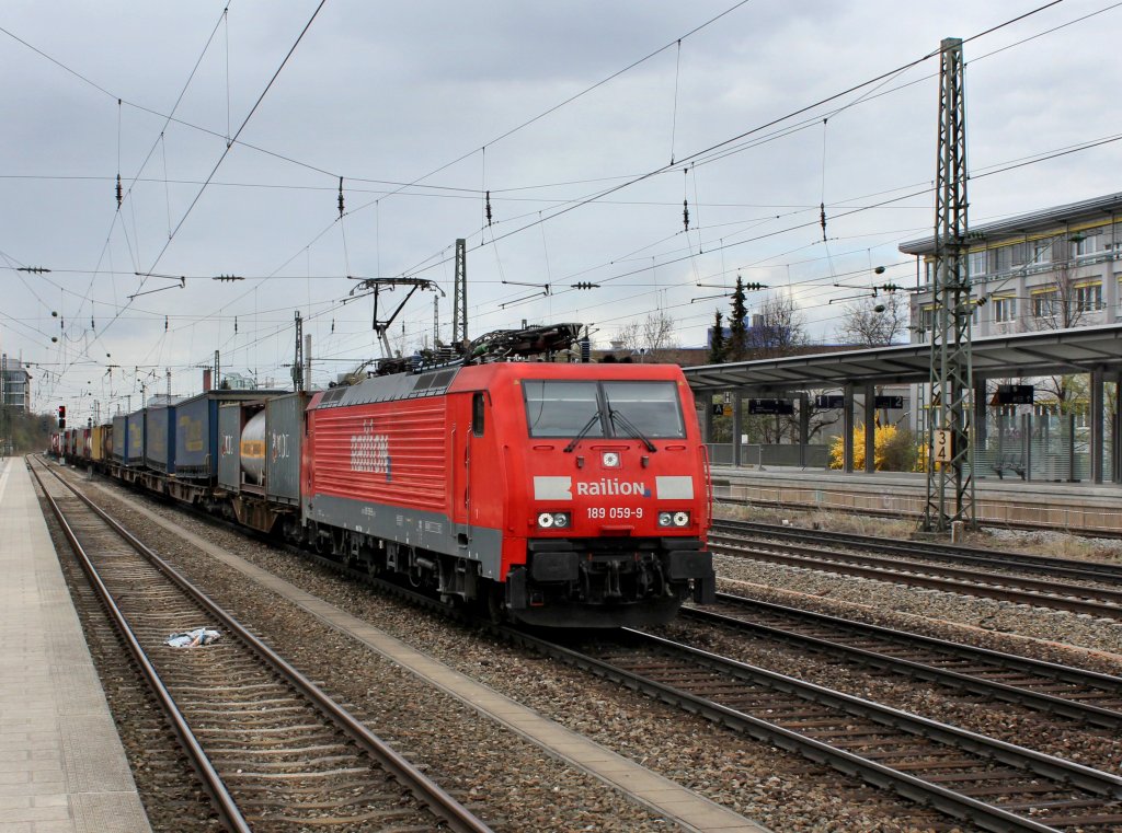Die 189 059 mit einem KLV-Zug am 08.04.2012 bei der Durchfahrt am Heimeranplatz (Mnchen).