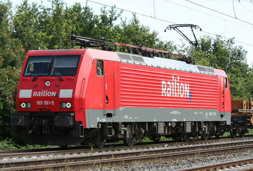 Die 189 061-5 zieht einen Gz durch Duisburg Neudorf am 07.07.2010