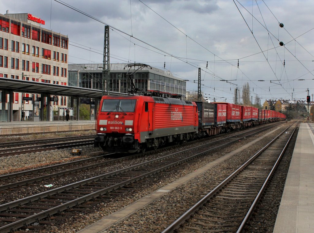 Die 189 062 mit einem KLV-Zug am 08.04.2012 bei der Durchfahrt am Heimeranplatz (Mnchen).