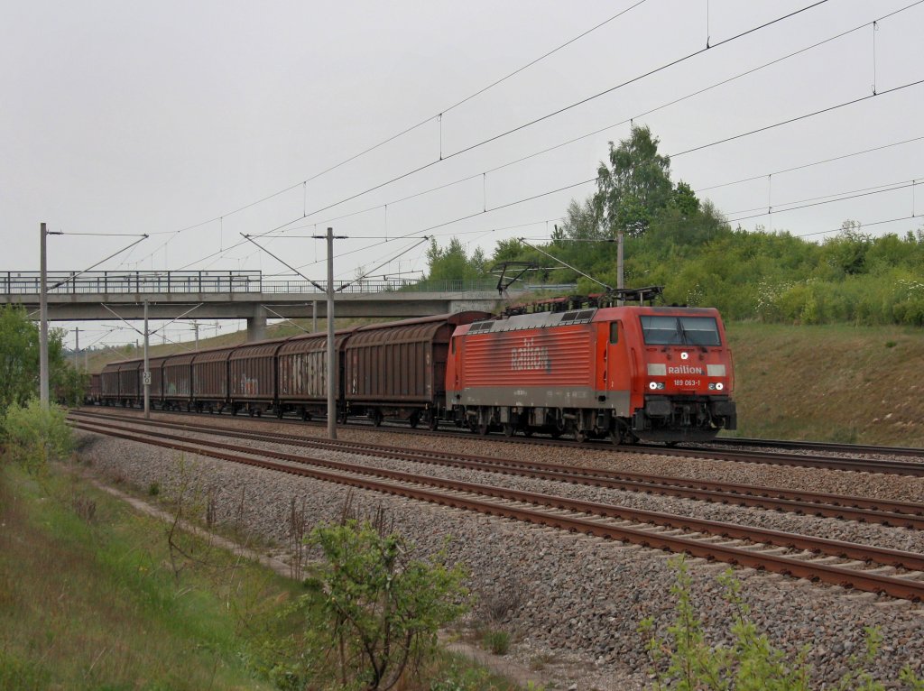 Die 189 063 am 28.04.2011 mit einem Gterzug unterwegs bei Hebertshausen. 