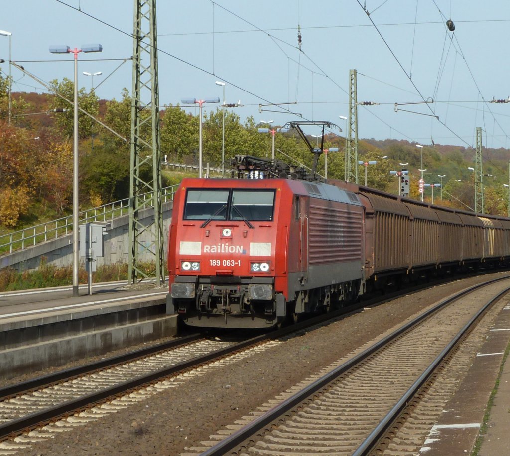 Die 189 063 durchfhrt Bielefeld-Brackwede am 29.10.2010. Die von Siemens 2004 gebaute Lok trgt die Hersteller-Nummer 20763. 