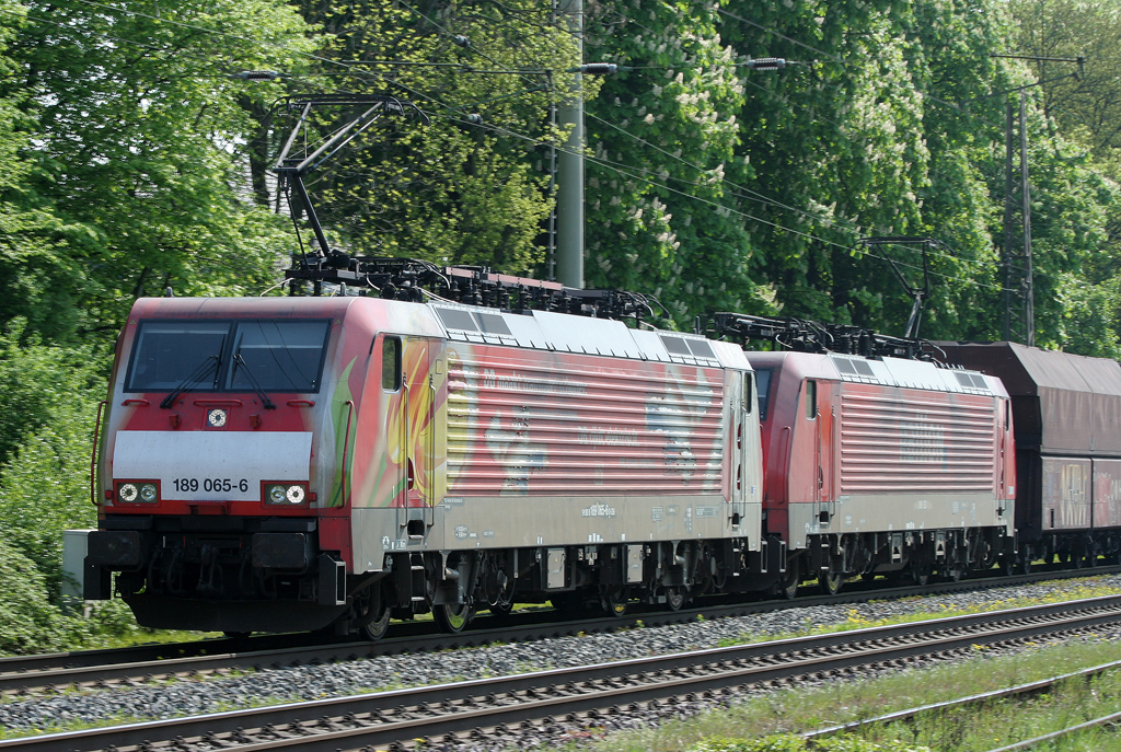 Die 189 065-6 zieht einen Kohlezug durch Ratingen Lintorf am 20.04.2011