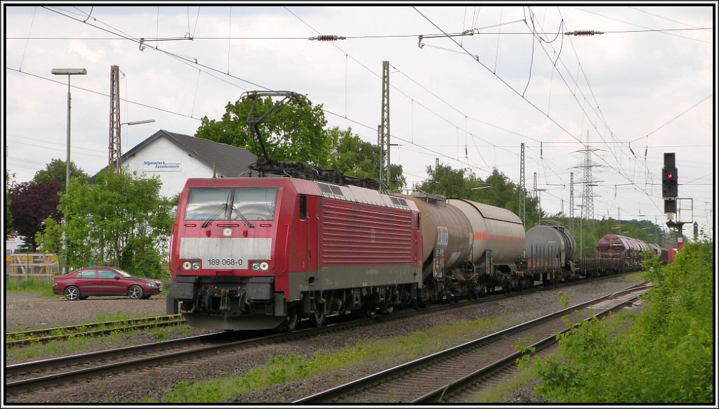 Die 189 068-0 fhrt mit einen gemischten Gterzug am Haken durch Lintorf Ratingen.
Bildlich festgehalten im Mai 2013.