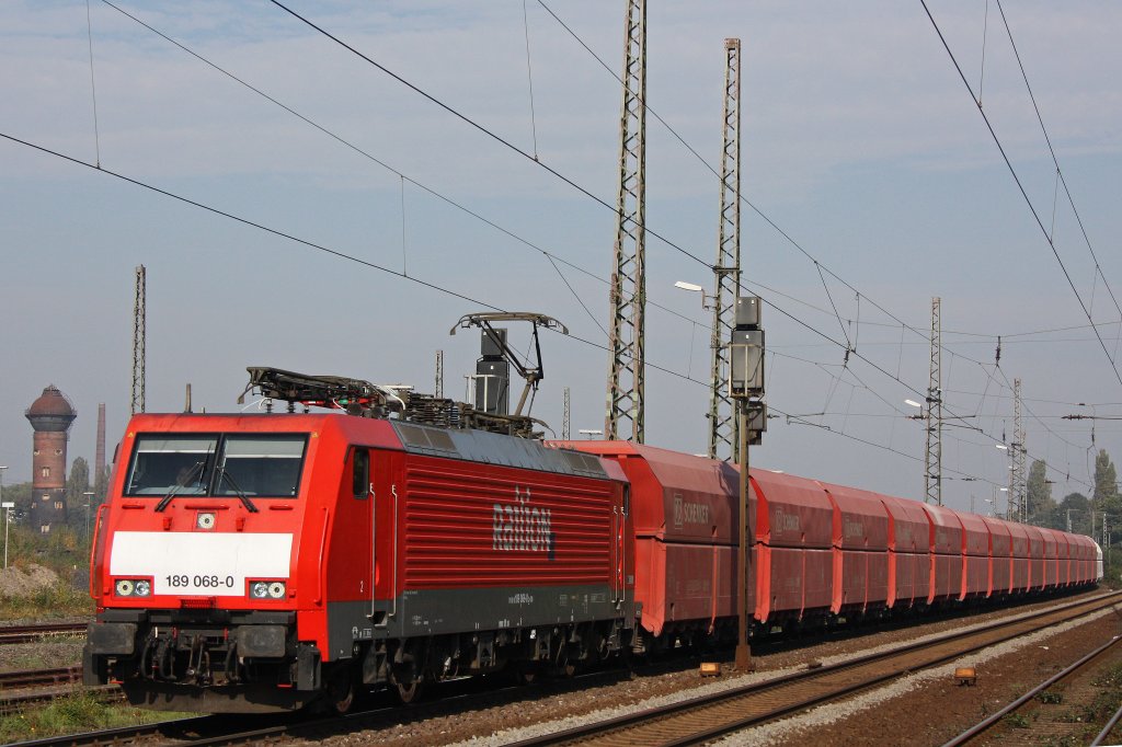 Die 189 068 zog am 3.10.11 den Kalkzug nach Duisburg-Entenfang,wo er von einer 232er weiter ins Kalkwerk nach Flandersbach gebracht wird,durch Duisburg-Bissingheim.