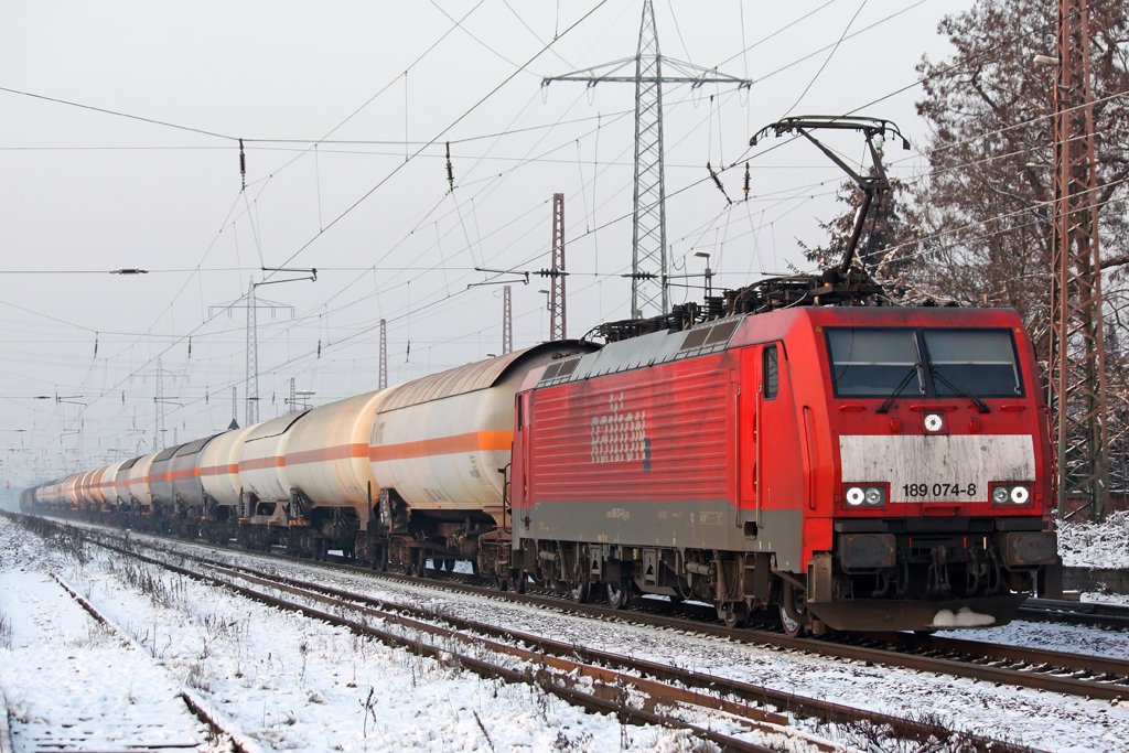 Die 189 074-8 in Ratingen-Lintorf am 26.01.2010