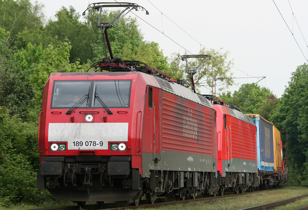 Die 189 078-9 zieht in DT einen Gz durch Duisburg Laar am 15.05.2010