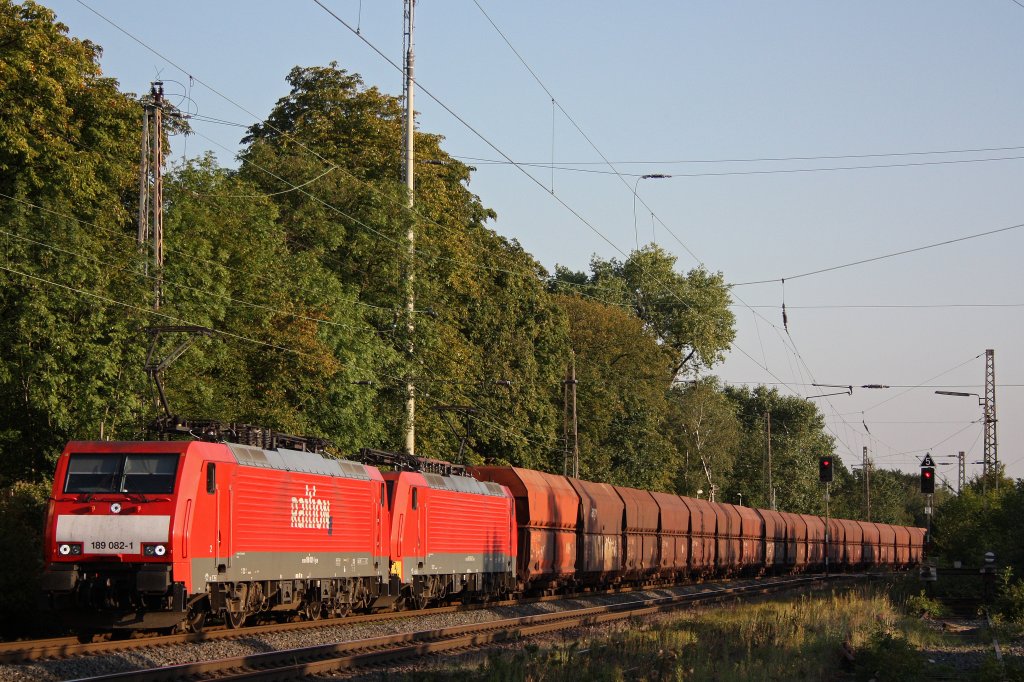 Die 189 082+189 xxx ziehen am Abend des 1.9.11 einen Erzzug durch Ratingen-Lintorf.
