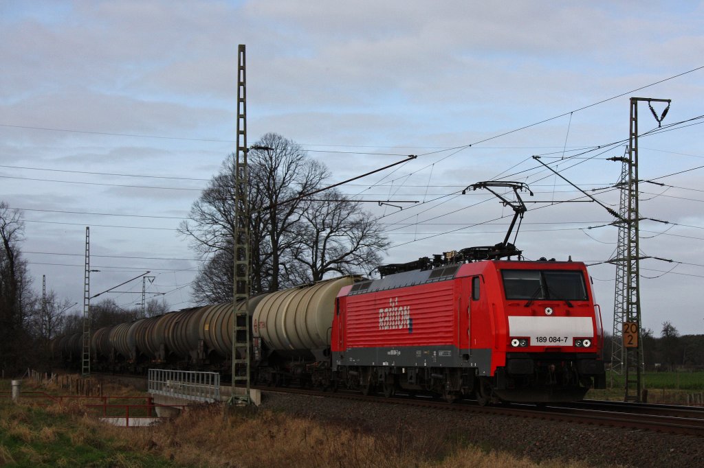 Die 189 084 fuhr am 14.1.12 mit einenm Kesselwagenzug durch Voerde.