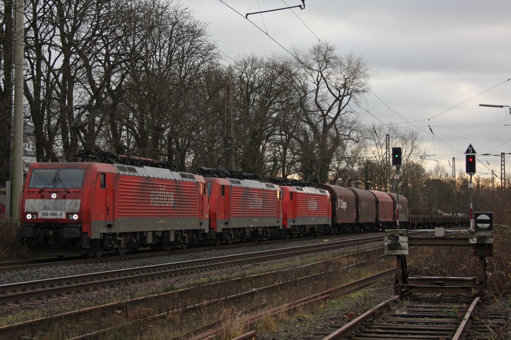 Die 189 086 fuhr am 28.12.11 mit der abgebgelten 189 069 und der aufgebgelten 189 081 und dem EZ 45716 von Gremberg nach Kijfhoek durch Ratingen-Lintorf.
