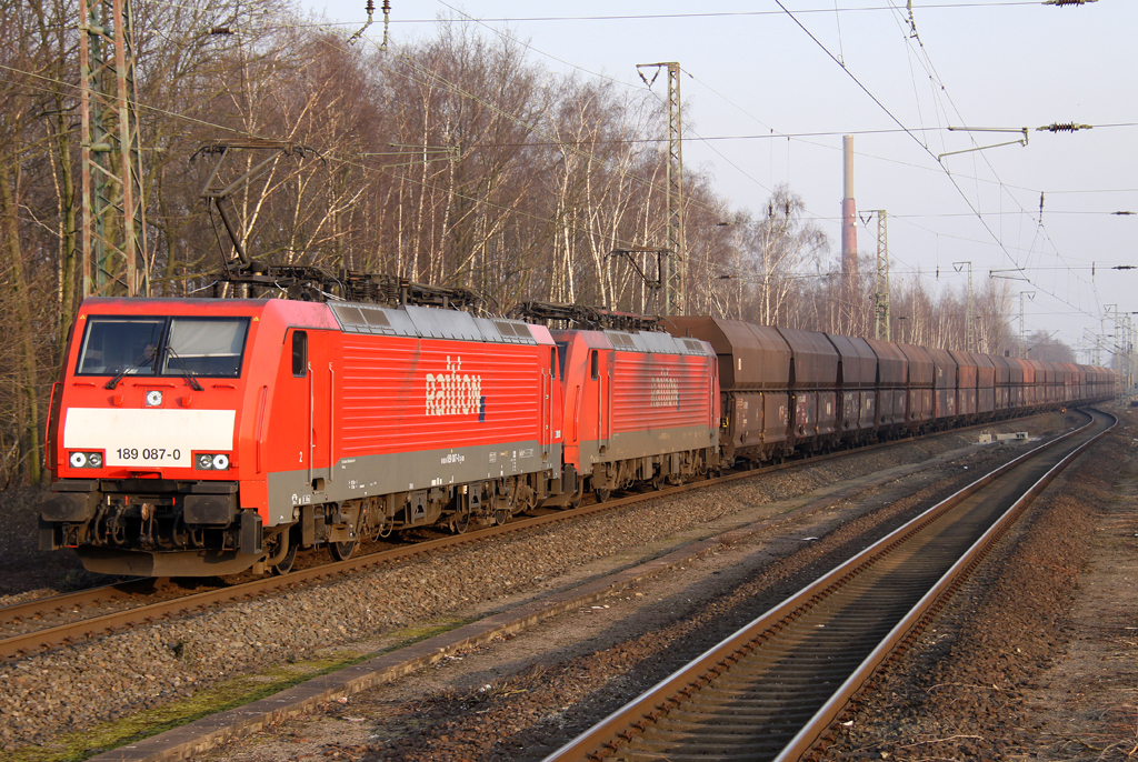 Die 189 087-0 zieht einen Kohlezug in DT durch Dinslaken am 16.03.2012