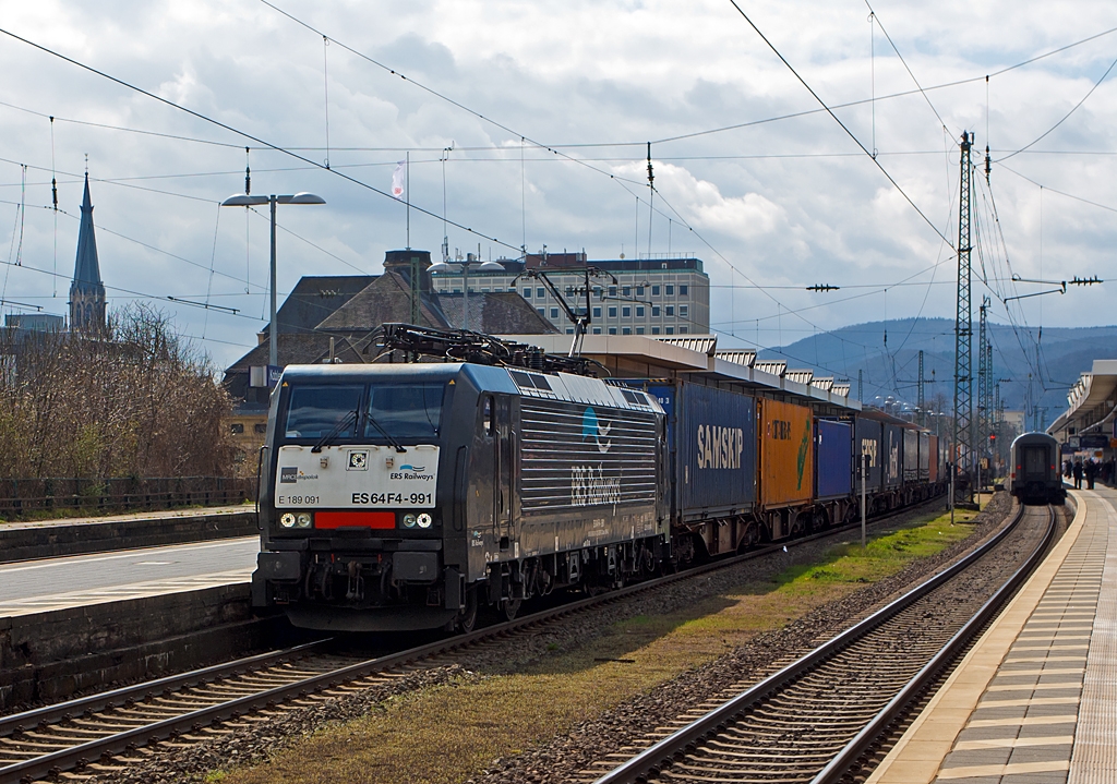 Die 189 091-2 (Siemens ES 64 F4 - 991) der ERS Railways (eine MRCE Dispolok) fhrt am 13.04.2013 mit einem Containerzug durch den Hbf Koblenz in Richtung Kln. 

Die Lok wurde 2005 von Siemens  unter der Fabriknummer 21077 fr Railion Deutschland AG (als 189 091-2) gebaut, bereits 2006 wurde sie an die MRCE - Mitsui Rail Capital Europe B.V. verkauft und wurde bis 2008 an die Railion Deutschland AG vermietet.  Ab 2008 Eigentum der MRCE Dispolok GmbH, Mnchen als ES 64 F4-991 mit der NVR-Nummer: 91 80 6189 091-2 D-DISPO, zudem erhielt sie die Variante VJ (Lnderpaket Deutschland und Niederlande). 

Ab November 2008 ist sie nun von der ERS Railways B.V. angemietet.

Die BR 189 (Siemens ES64F4) ist eine Variante der EuroSprinter-Lokfamilie mit Vier-Stromsystem-Ausstattung. Sie ist in allen vier in Europa blichen Bahnstromsystemen einsetzbar. 

Technische Daten: 
Achsformel: Bo’Bo’ 
Lnge ber Puffer: 19.580 mm
Dienstgewicht: 87 t
Stundenleitung: 6.400 kW bei 15 kV / 25 kV ~
Anfahrzugkraft: 300 kN
Hchstgeschwindigkeit: 140 km/h