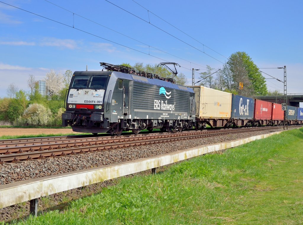 Die 189 091 fr ERS im Dienst mit einem Containerzug am Hacken auf der Kbs 465 zwischen Noithausen und Gubberath in Fahrtrichtung Rheydt zu sehen.28.4.2013(mein Bild Nr. 2222 bei BB.de)