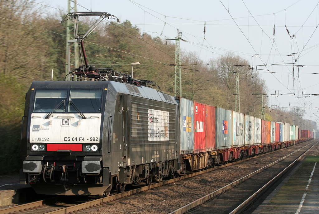 Die 189 092-0 zieht einen Gz durch Voerde am 29.03.2011
