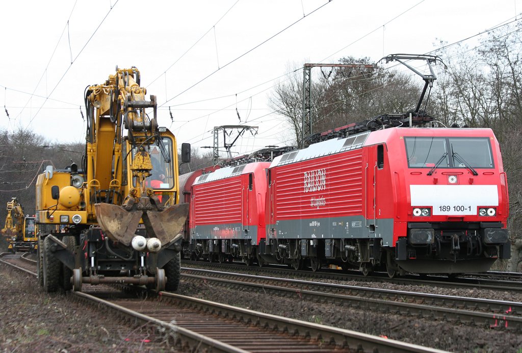 Die 189 100-1 in DT liefert sich am 20.03.2010 ein Rennen mit den beiden Gleisbaggern in Duisburg Neudorf