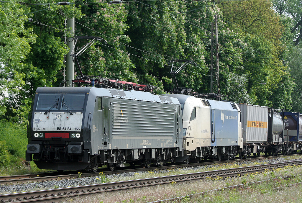 Die 189 155-5 fhrt in Doppeltraktion mit einem Wiener Lokalbahn Taurus einen Containerzug durch Ratingen Lintorf am 05.05.2011