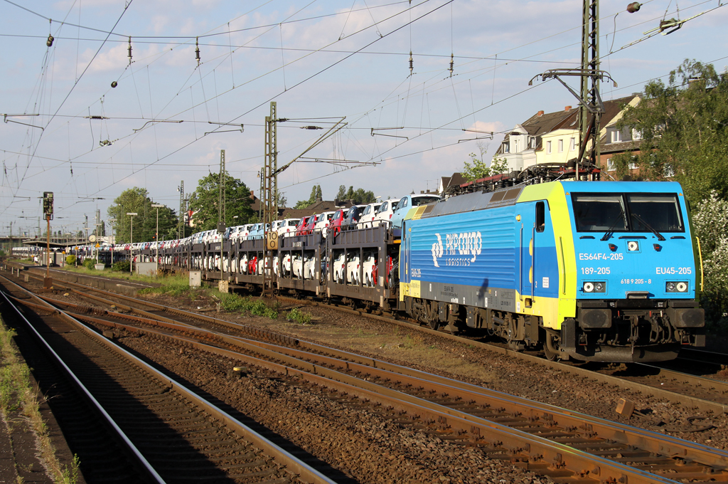 Die 189 205-8 der PKP Cargo zieht den Fiat Zug aus Polen durch Rheinhausen nach Aachen West am 28.05.2012