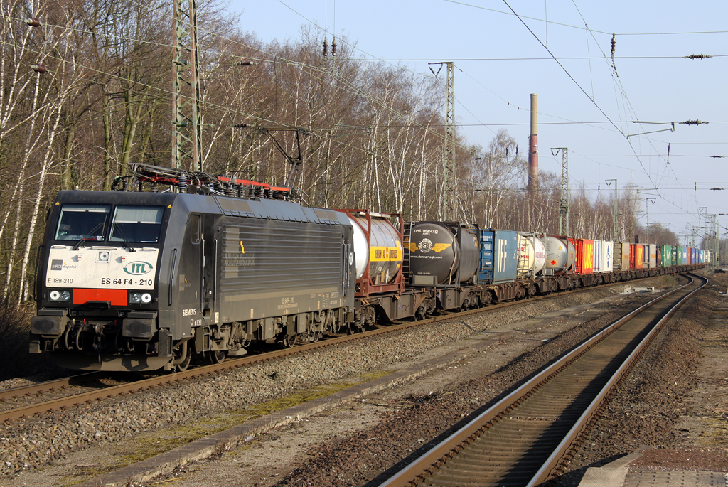 Die 189 210 der ITL zieht einen Containerzug durch Dinslaken am 23.03.2012