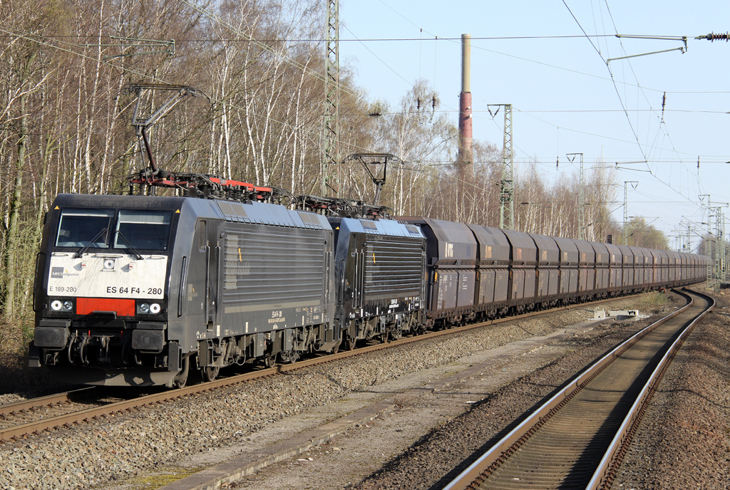 Die 189 280 zieht in DT einen Koglezug durch Dinslaken am 26.03.2012