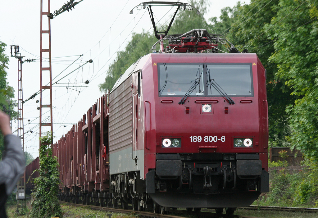 Die 189 800-6 der MTEG durchfhrt Duisburg Laar am 15.05.2010