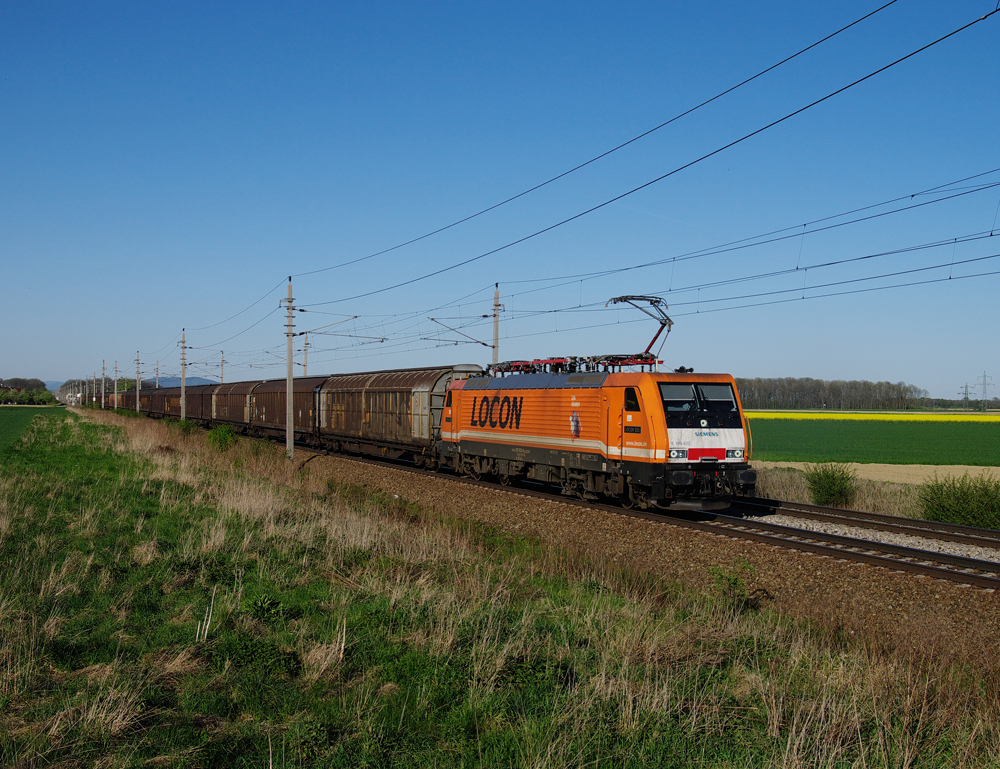 Die 189 820 Locon  war am 28. April mit GZ 48960 auf der Westbahn unterwegs, und wurde von mir in  Oftering bildlich festgehalten.