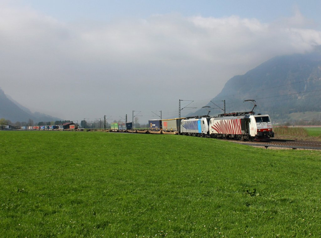Die 189 901 und die 186 287 mit einem KLV-Zug am 21.04.2013 unterwegs bei Niederaudorf.