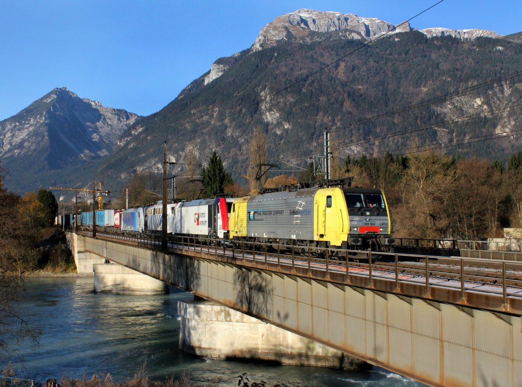 Die 189 903, die 185 665, die 139 177 und die 186 102 mit einem KLV-Zug am 17.11.2012 bei der berfahrt ber den Inn bei Brixlegg.