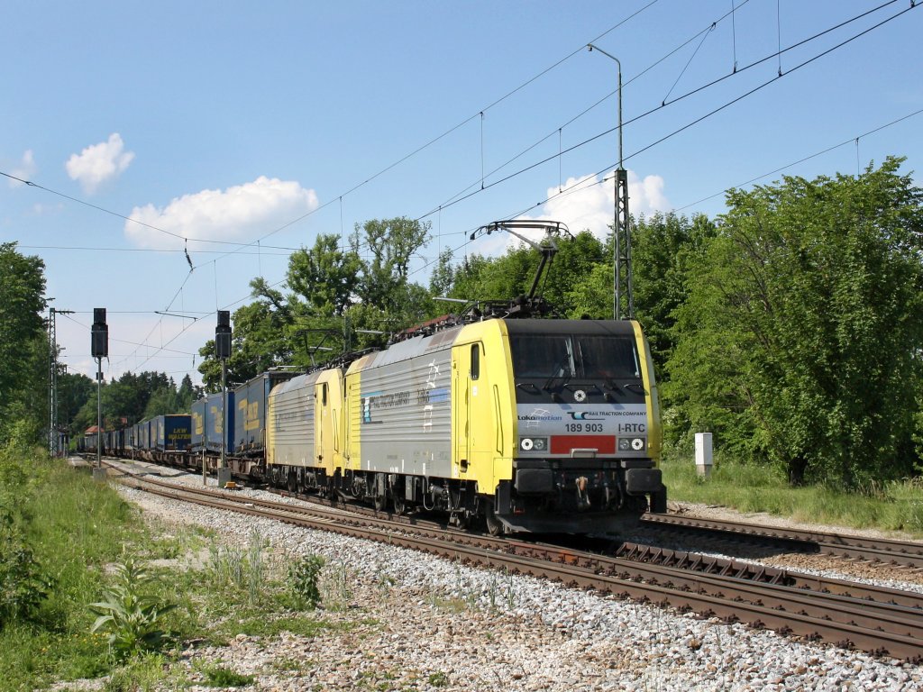 Die 189 903 und die 189 901 am 05.06.2011 mit dem LKW Walter KLV-Zug bei der Durchfahrt in A�ling. 