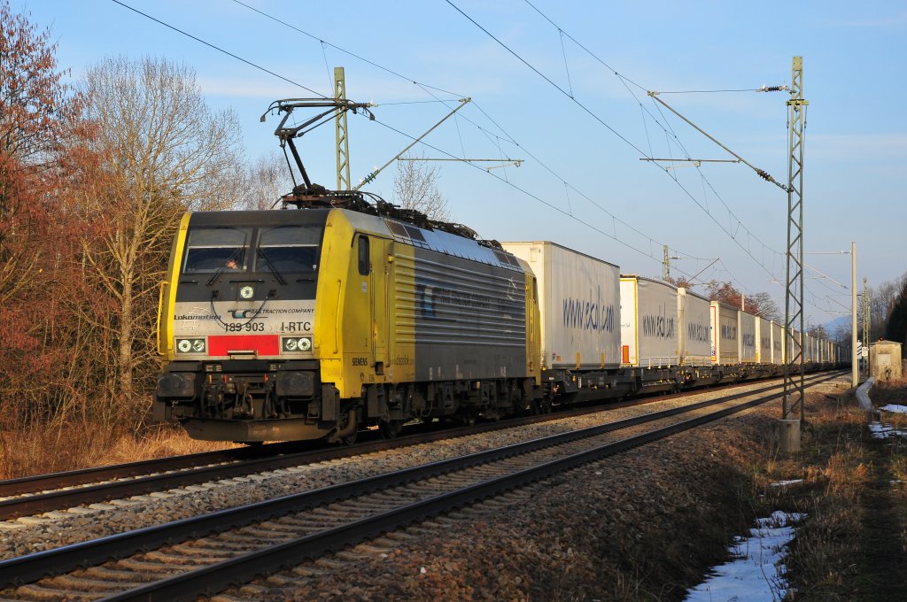 Die 189 903 von Lokomotion mit einem Containerzug am 09.03.13 in Richtung Rosenheim kurz vor Bernau am alten Torfbahnhof.