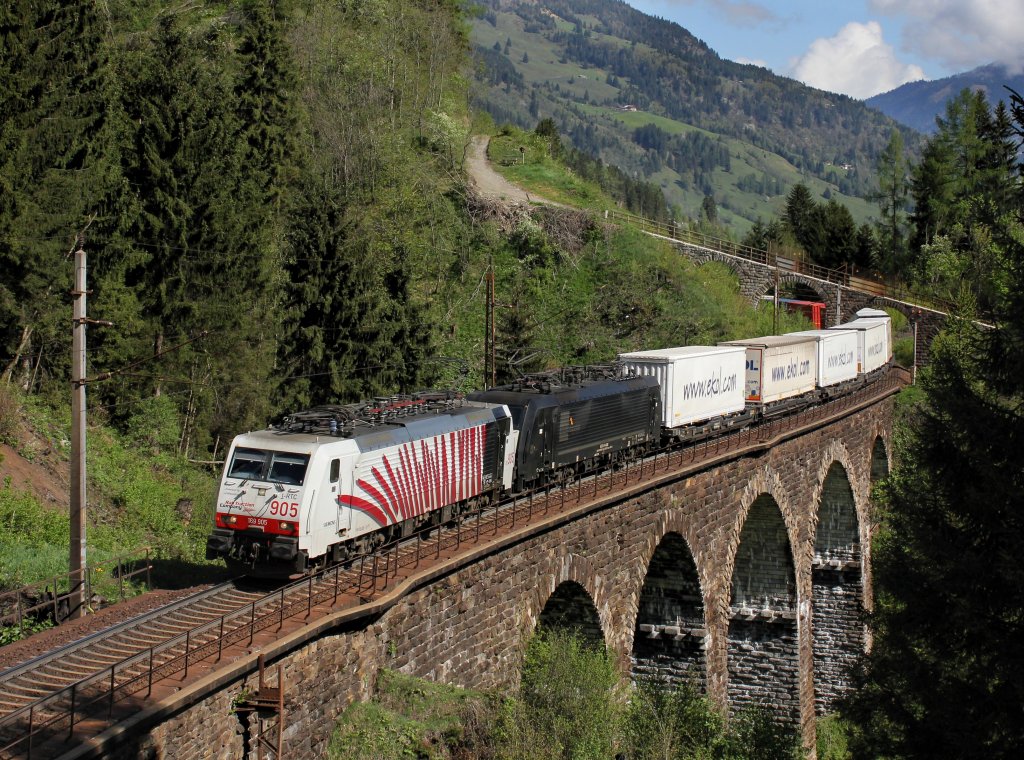 Die 189 905 und die ES 64 F4-086 mit einem KLV-Zug am 04.05.2013 unterwegs auf dem Hundsdorfer Viadukt bei Bad Hofgastein.