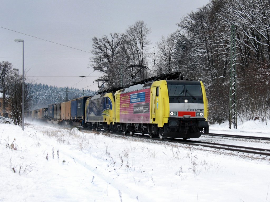 Die 189 907 und die 189 912 am 04.12.2010 mit einem KLV-Zug bei der Durchfahrt in A�ling.