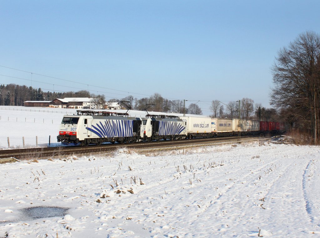 Die 189 907 und die 189 914 mit einem KLV-Zug am 10.02.2013 unterwegs bei Vogl.