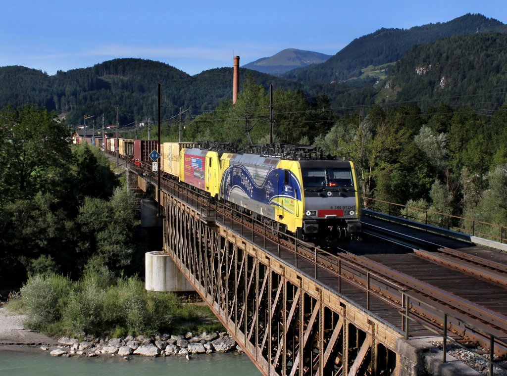 Die 189 912 und die 189 907 mit einem KLV-Zug am 18.08.2012 bei der berfahrt ber die Salzach bei Golling.
