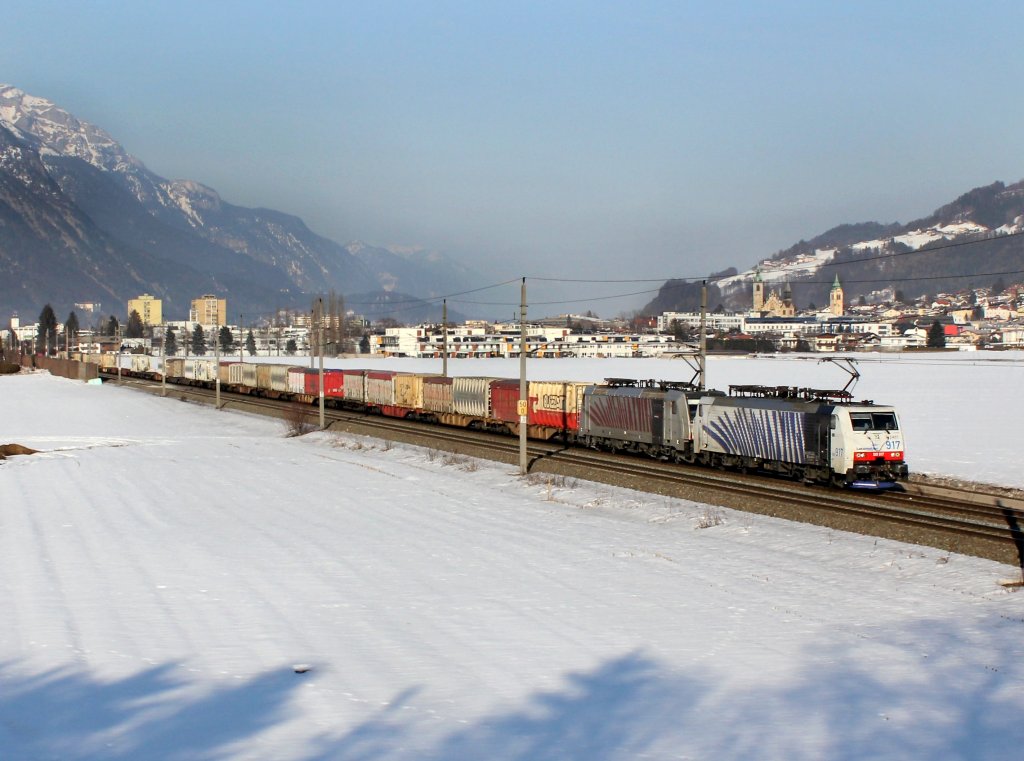 Die 189 917 und die 186 285 mit einem KLV-Zug am 03.03.2012 unterwegs bei Schwaz.