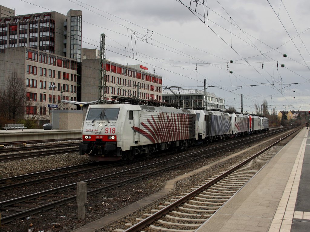 Die 189 918 am 04.12.2011 mit der 185 661, der 185 666, der 185 665 und der 189 914 im Schlepp bei der Durchfahrt am Heimeranplatz (Mnchen).