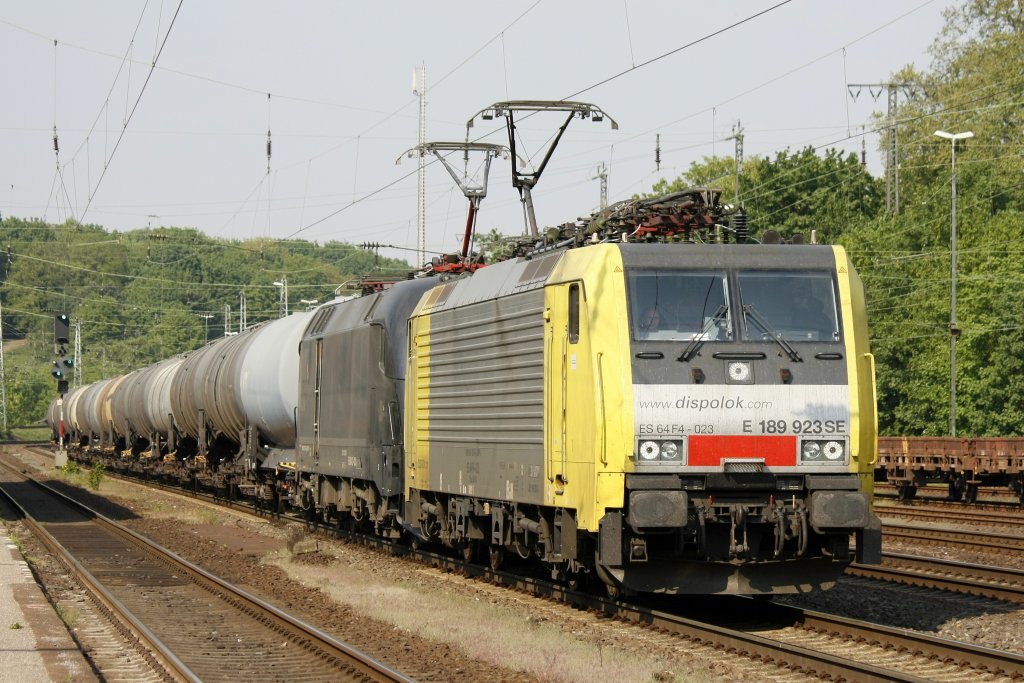 Die 189 923 fuhr am 26.04.2011 mit der 182 533 durch Kln West.