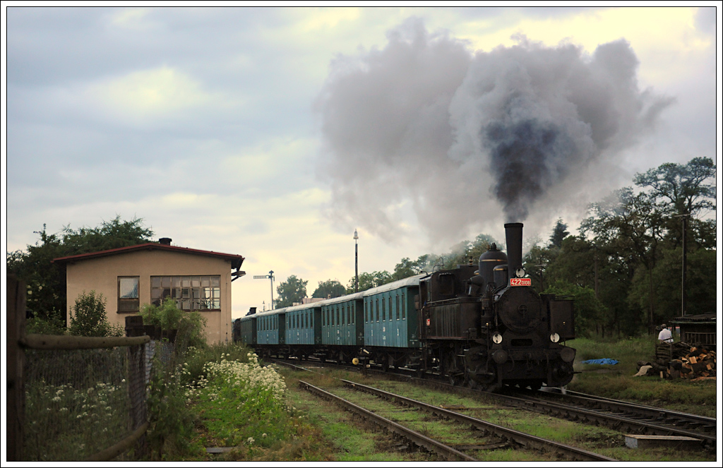 Die 1909 von der BMMF (Bhmisch-Mhrische Maschinenfabrik) gebaute ČSD 422.0108 (ex LB Nesamyslitz-Markowitz 2) bespannte mit 5 weiteren Maschinen am 21.6.2013 Fotozge rund um Krup. Am Bild ist sie bei der Ausfahrt aus dem genannten Bahnhof zu sehen. Grundstzlich wre diese Ausfahrt um 5:16 herrlich im Licht gewesen. 