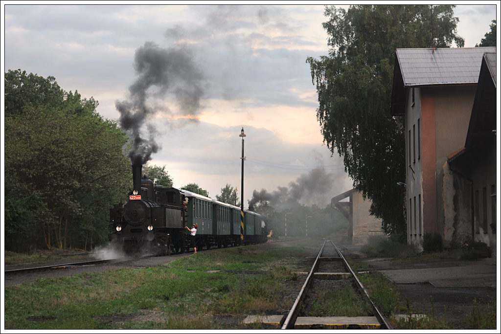 Die 1909 von der BMMF (Bhmisch-Mhrische Maschinenfabrik) gebaute ČSD 422.0108 (ex LB Nesamyslitz-Markowitz 2) am Morgen des 21.6.2013 kurz vor der Ausfahrt aus Krup anlsslich des k&k Dampfloktreffens im Eisenbahnmuseum Lun u Rakovnka.