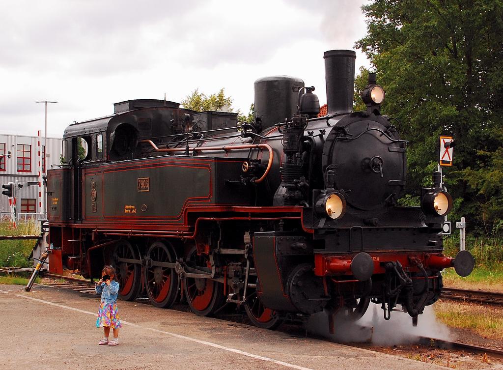 Die 1912 in Knigsberg gebaute Lok mit einer jugendlichen Verehrerin....gerade hat die 92 638-0 ihre Wasservorrte aufgenommen und wird in Krze vor den Zug setzen um dann um 12:30 nach Hille ab zu dampfen.....Sonntag 8.7.2012