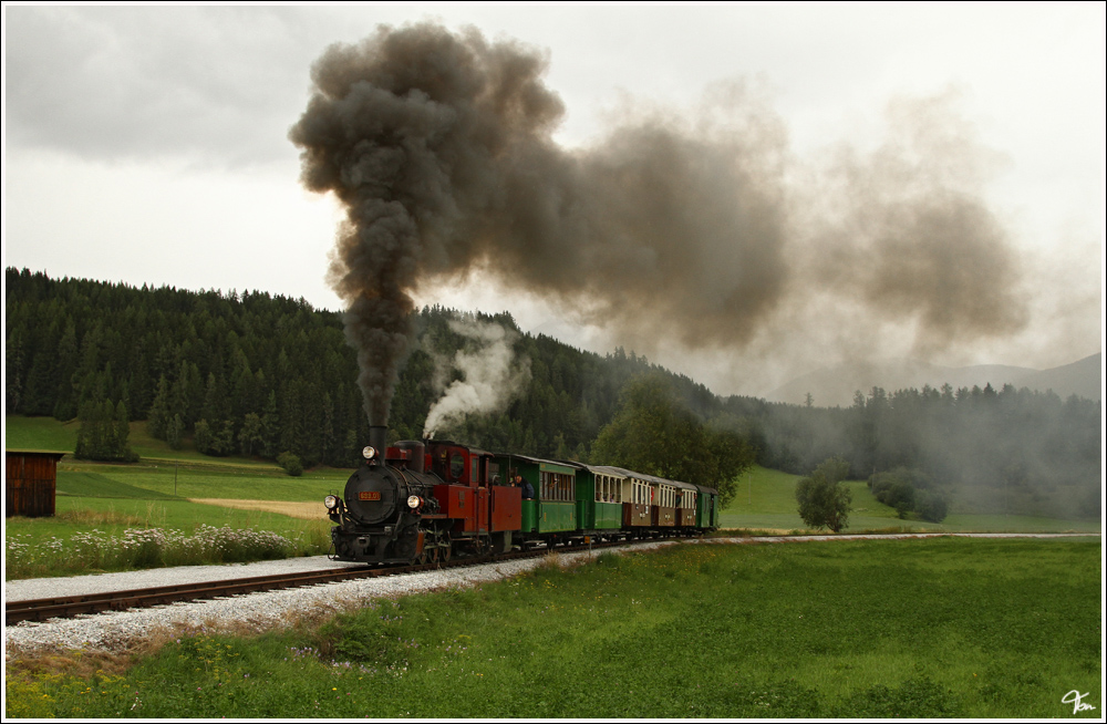 Die 1944 von Socit Franco-Belge gebaute Heeresfeldbahnlokomotive HF 160 D (BB 699.01), fhrt auf der Taurachbahn von St. Andr im Lungau nach Mauterndorf. 
Lintsching 23.7.2011

