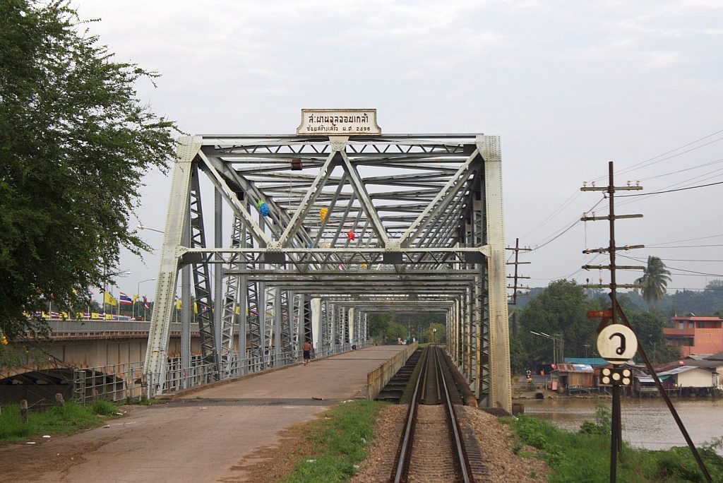 Die 1953 errichtete Chulachomklao Bridge erfllt, wegen der spter parallel gebauten mehrspurigen Schnellstrassenbrcke, neben der Verwendung als Eisenbahnbrcke nur mehr lokale Funktion. Bild vom 07.Jnner 2013. 
