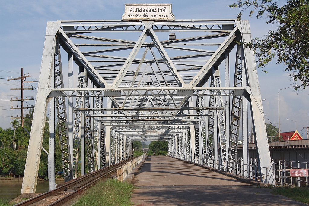 Die 1953 errichtete Chulachomklao Bridge ber den Tapi River kurz vor dem Bf. Surat Thani am 17.Mai 2013.