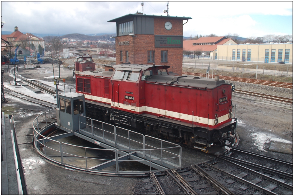 Die 199 861-6 der Harzer Schmalspurbahnen auf der Drehscheibe des Bw Wernigerode, 26. Februar 2010.