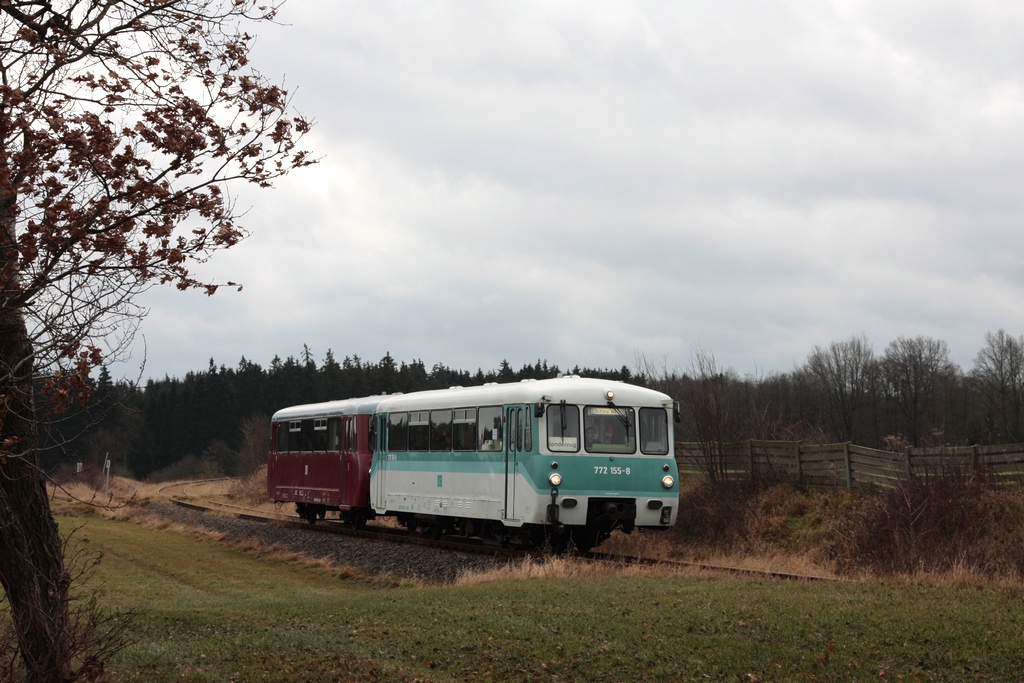 Die 2. Adventsfahrt des Vereins Wisentatalbahn e.V. diente der Wiedereffnung der Strecke bis Schleiz West, hier ist 772 155 + 972 771 als DPE24583 unterwegs zw. Schnberg und Mhltroff. (03.12.2011)